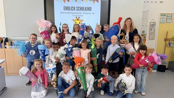 Auf dem Bild sind die Kinder der Klasse 1a mit ihrer Klassenlehrerin abgebildet.