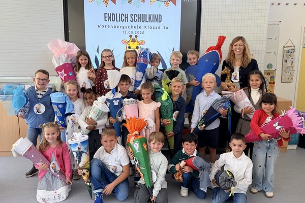 Auf dem Bild sind die Kinder der Klasse 1a mit ihrer Klassenlehrerin abgebildet.