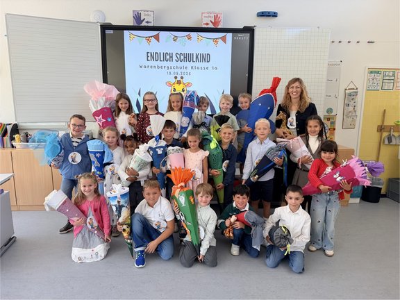 Auf dem Bild sind die Kinder der Klasse 1a mit ihrer Klassenlehrerin abgebildet.
